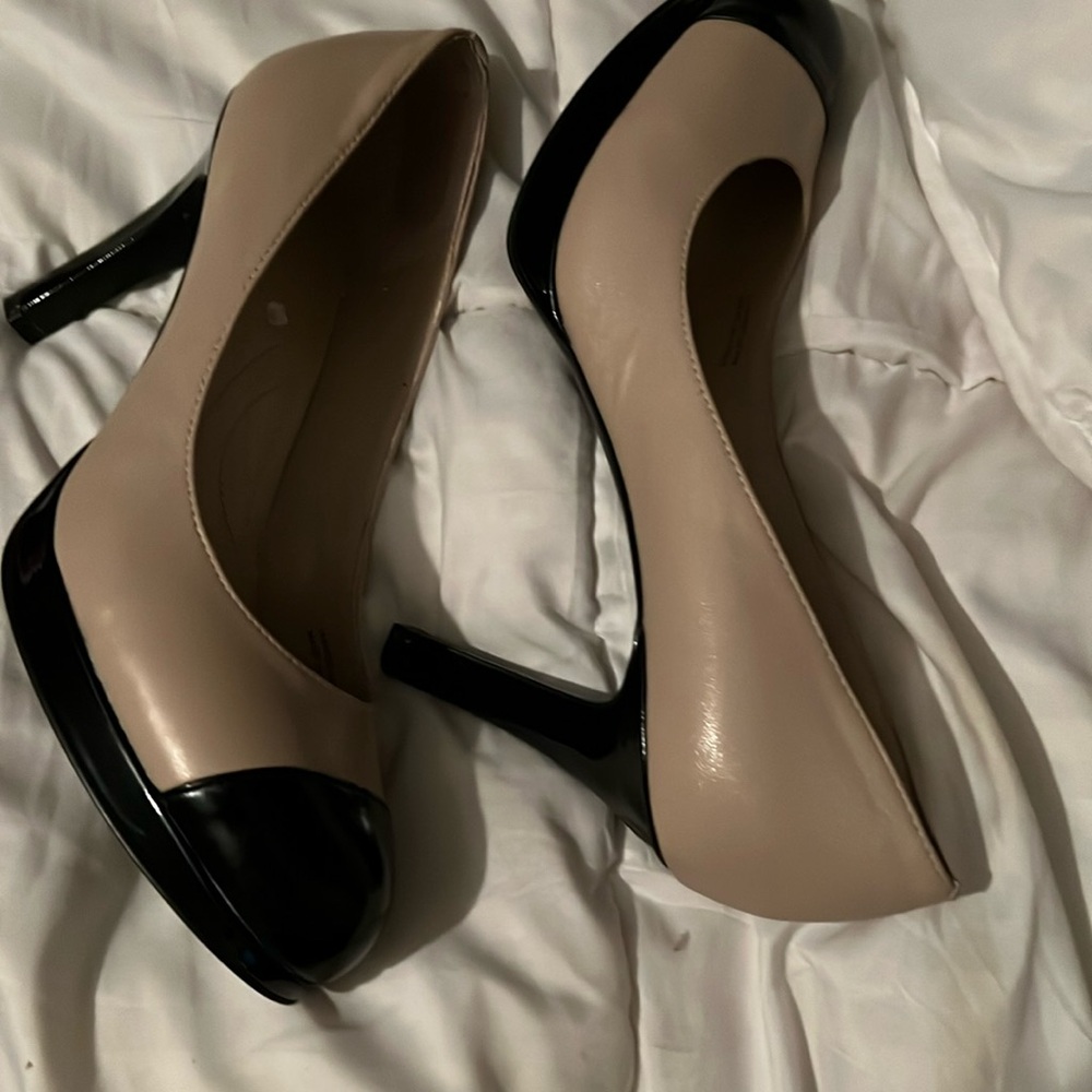 Tahari Tan and Black Pumps euc - Picture 2 of 3
